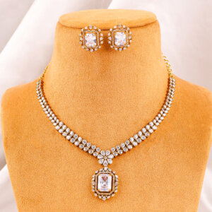 Exquisite gold tone necklace set